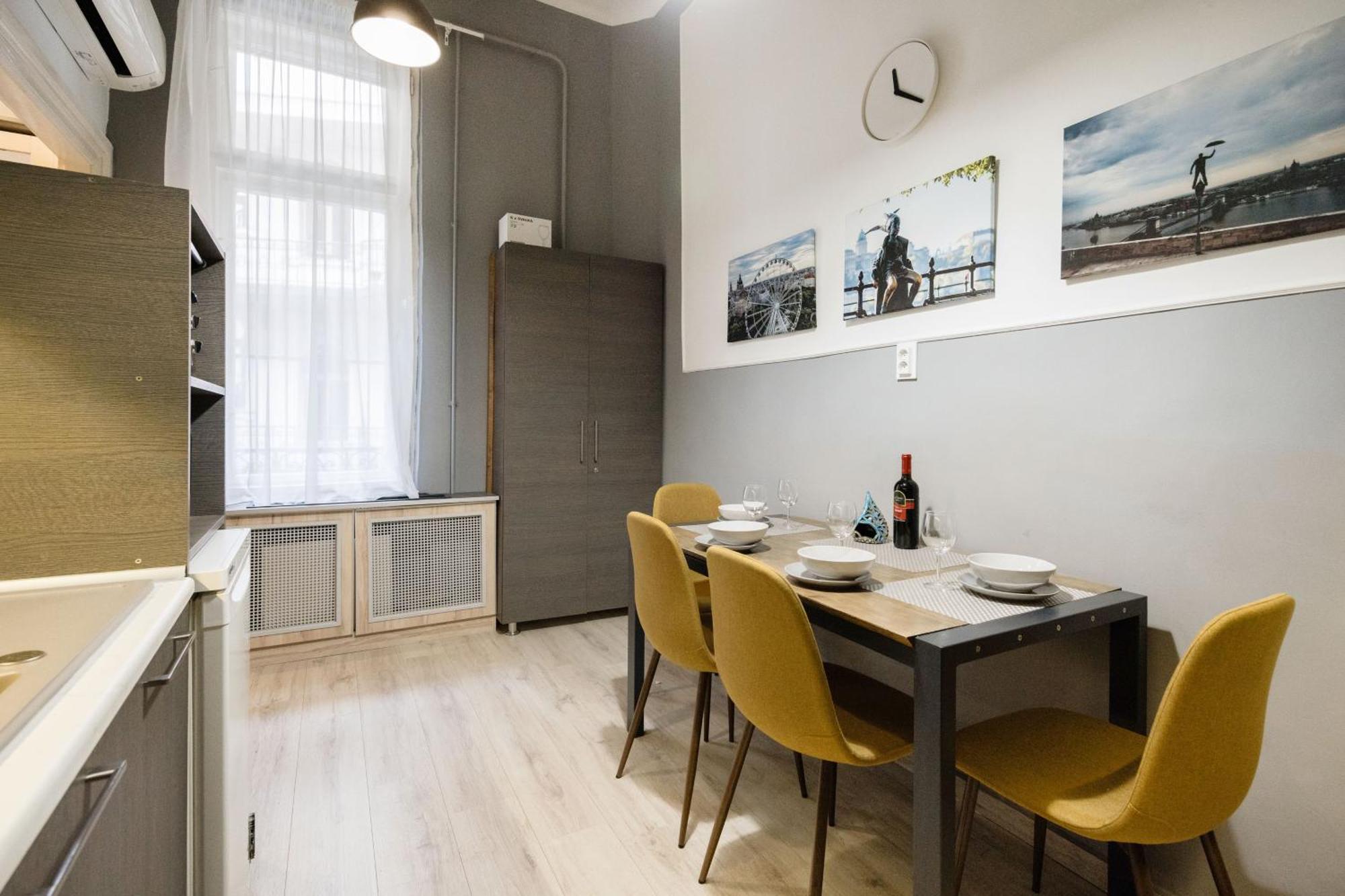 Апартаменти Urban Tranquillity By The Main Shopping Street *
