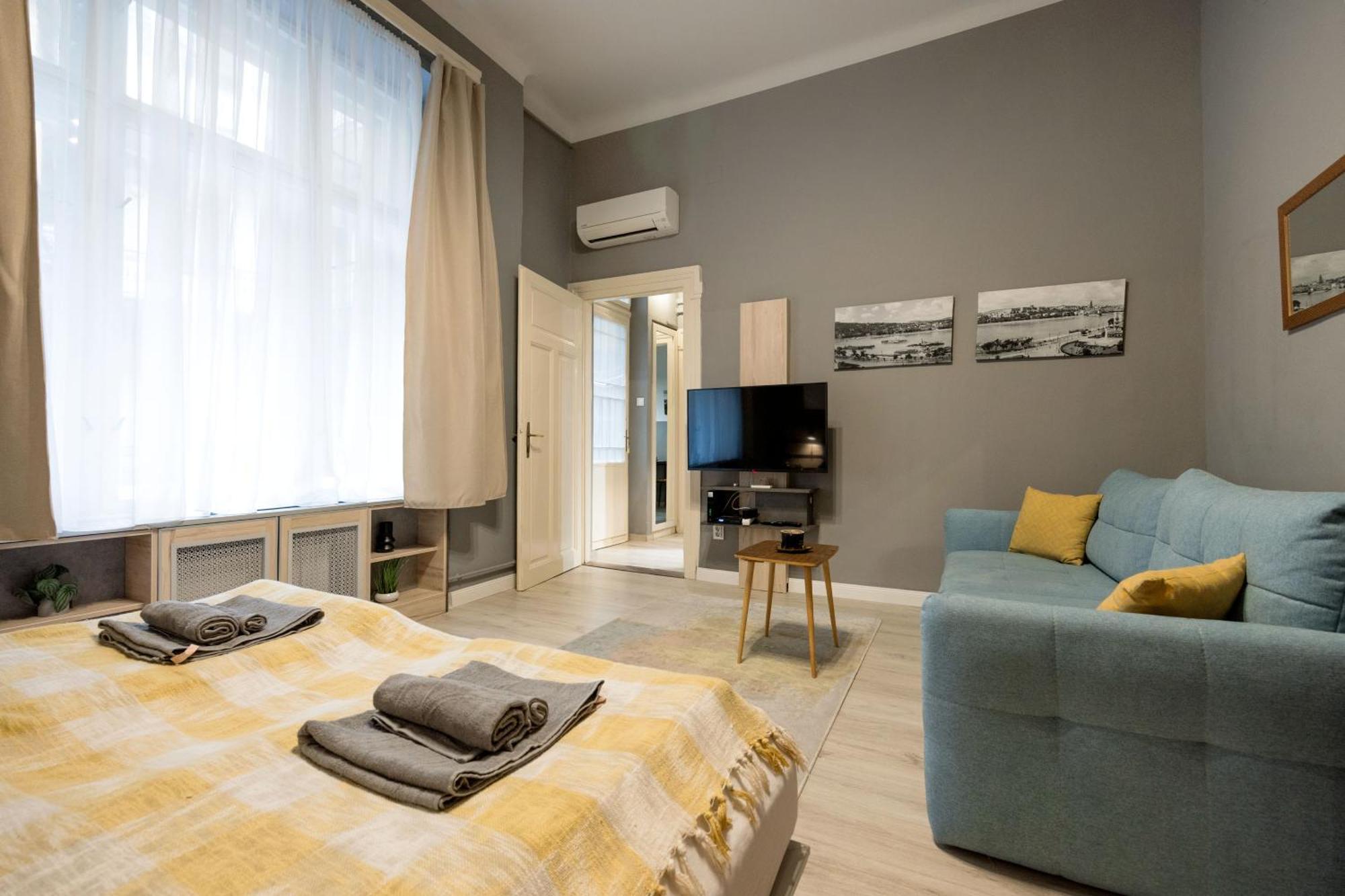 Апартаменти Urban Tranquillity By The Main Shopping Street *